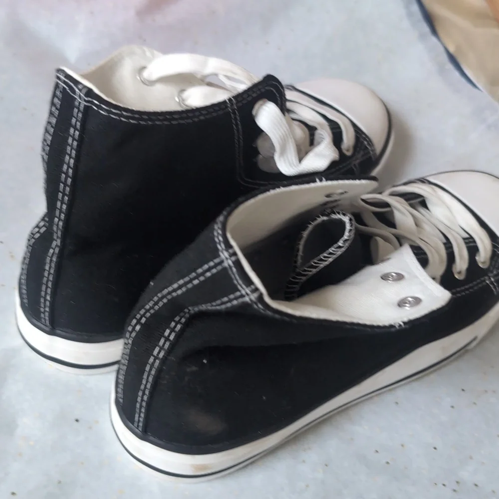 Black and White High-Top Sneakers Unisex Size 8.5 New
